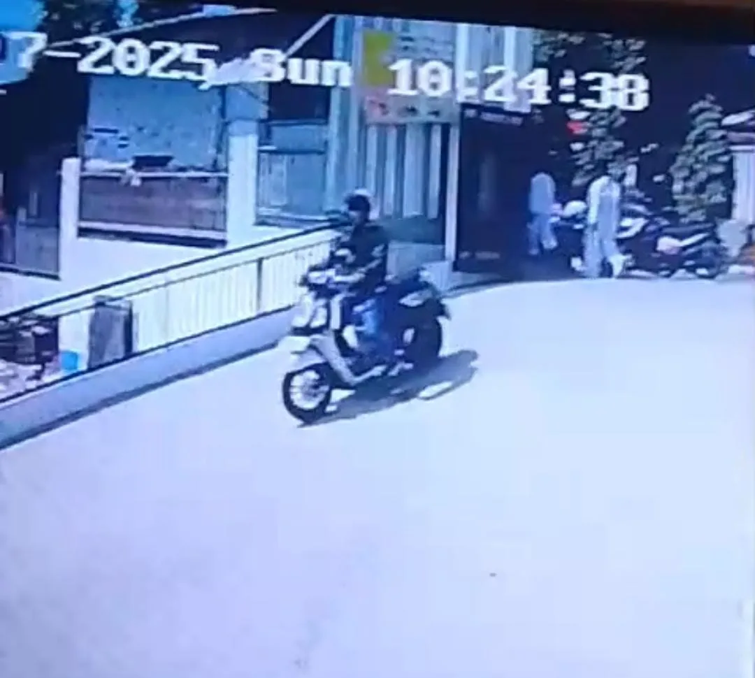 Seorang pelajar di Cianjur kehilangan motornya di dekat Markas PMI, Minggu (20/07/2025).