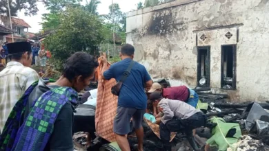 Kebakaran akibat korsleting listrik menghanguskan sebuah rumah di Agrabinta, Cianjur, pada Minggu (20/07/2025).