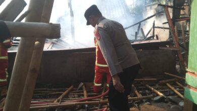 Sebuah rumah semi permanen di Cibeber, Cianjur, terbakar pada Selasa (22/07/2025).