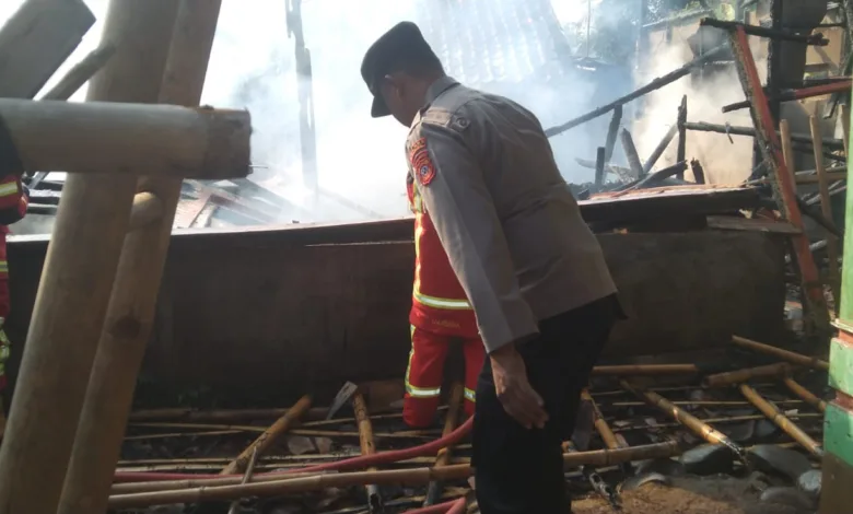 Sebuah rumah semi permanen di Cibeber, Cianjur, terbakar pada Selasa (22/07/2025).
