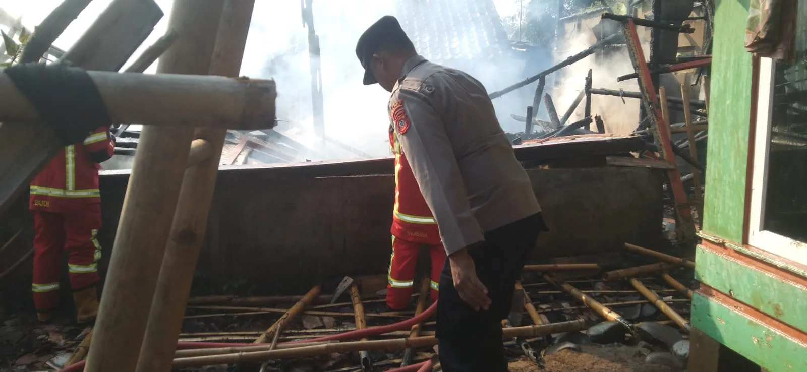 Sebuah rumah semi permanen di Cibeber, Cianjur, terbakar pada Selasa (22/07/2025).