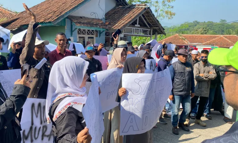Kepala Desa Sukaraharja, Cibeber, Cianjur, Ajuk, diduga melecehkan stafnya berinisial W dan memfitnah pejabat lain.