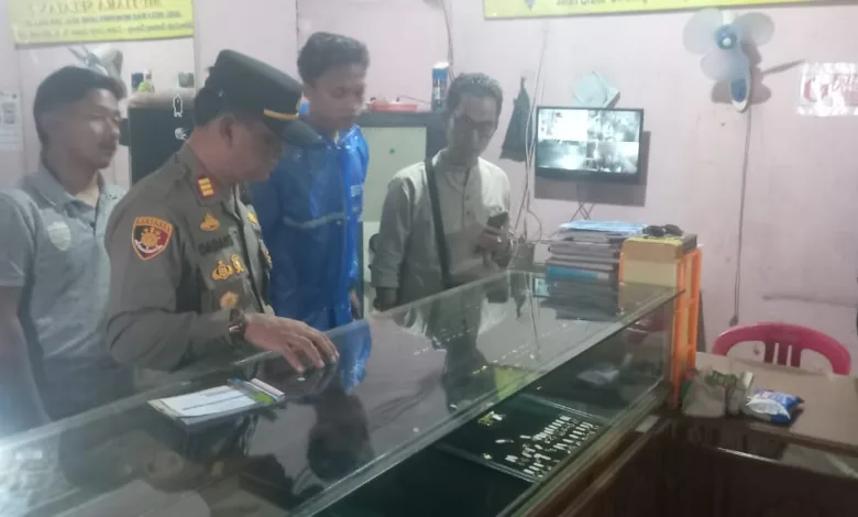 Seorang pedagang sate di Sindangbarang, Cianjur, diduga mencuri 150 gram emas dan uang tunai.
