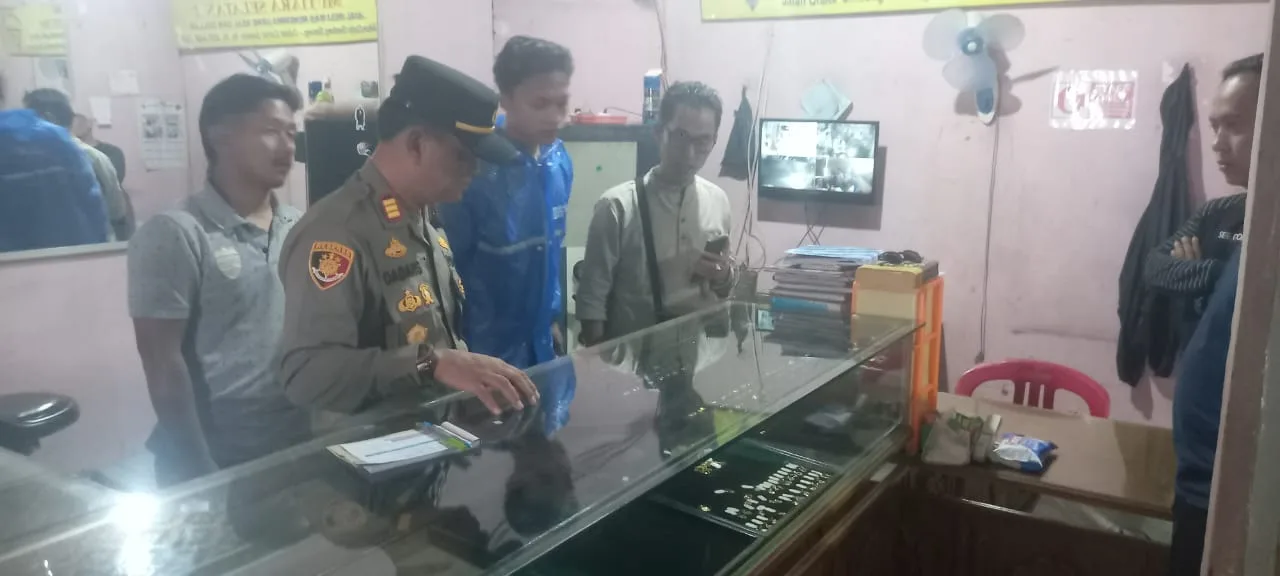 Seorang pedagang sate di Sindangbarang, Cianjur, diduga mencuri 150 gram emas dan uang tunai.