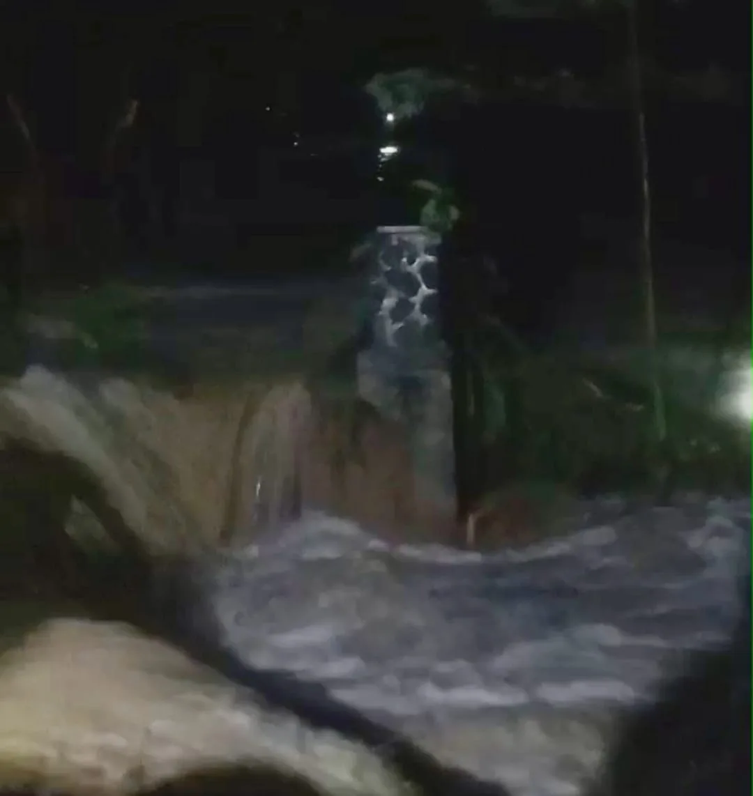 Sungai Cimapag Meluap, Banjir Bandang di Cianjur Hanyutkan Dua Rumah dan Rusak Jembatan
