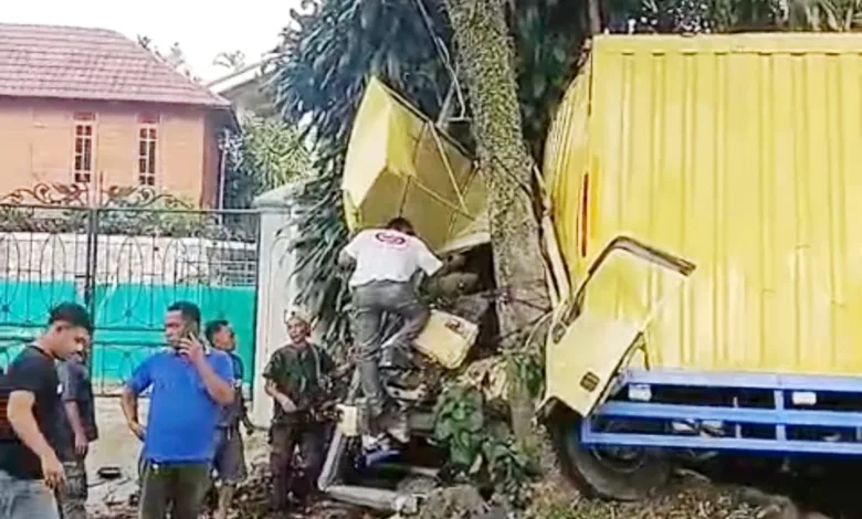 Sebuah truk boks mengalami rem blong di Ciloto, Cianjur, Selasa (29/07/2025).