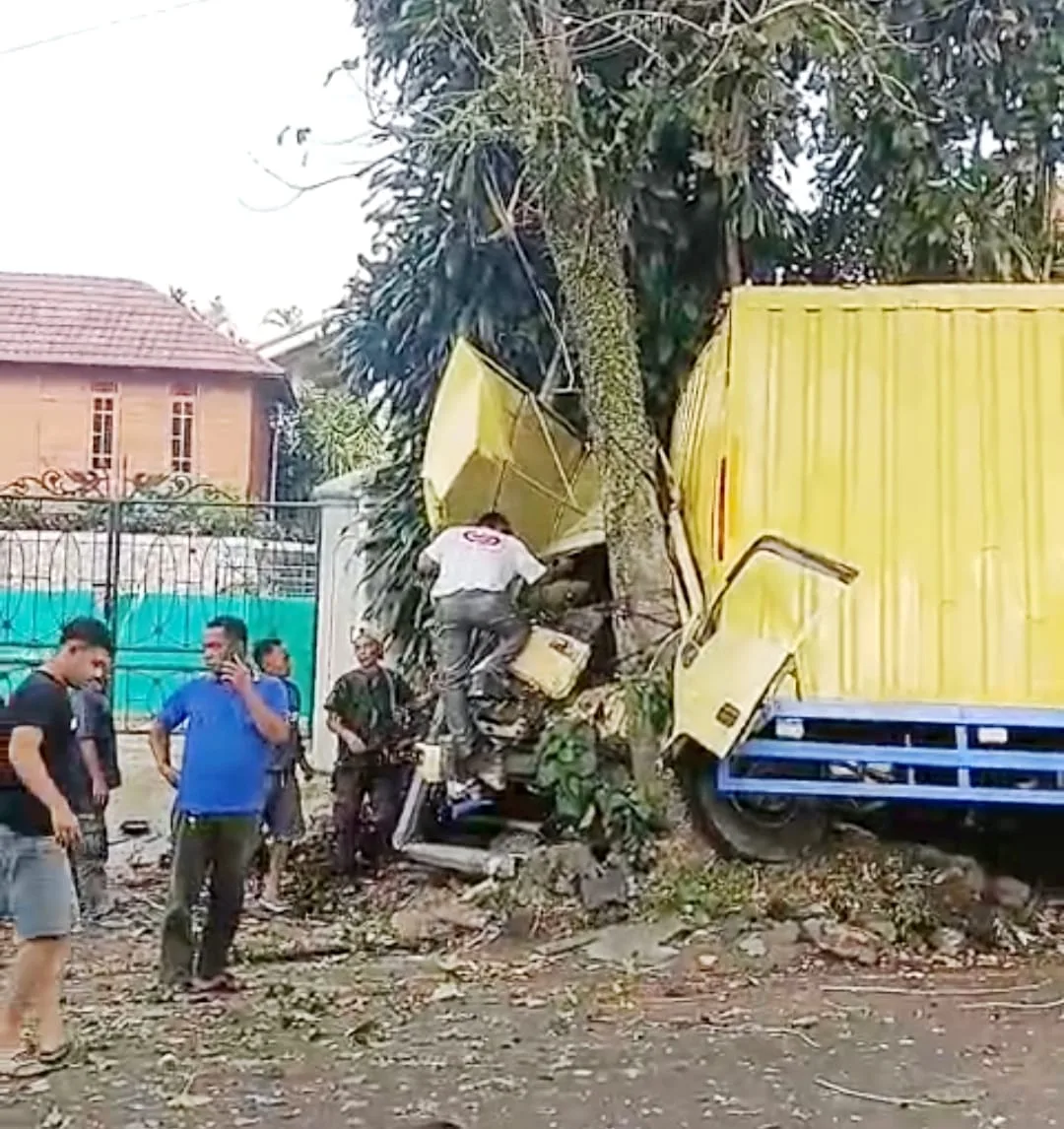 Sebuah truk boks mengalami rem blong di Ciloto, Cianjur, Selasa (29/07/2025).