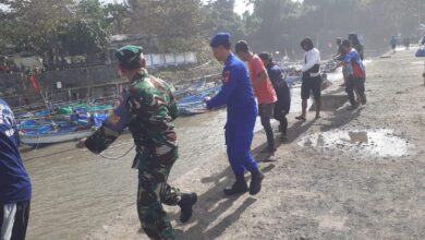 Gelombang tinggi di Pantai Jayanti, Cianjur, merusak 67 perahu nelayan sejak Selasa (29/07/2025).