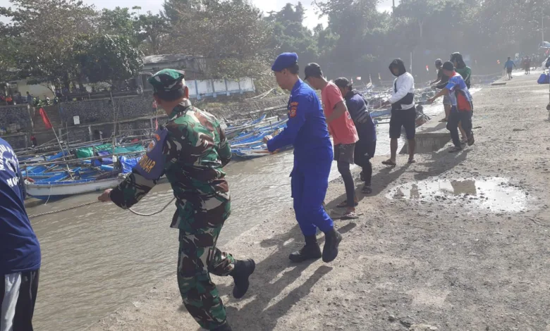 Gelombang tinggi di Pantai Jayanti, Cianjur, merusak 67 perahu nelayan sejak Selasa (29/07/2025).