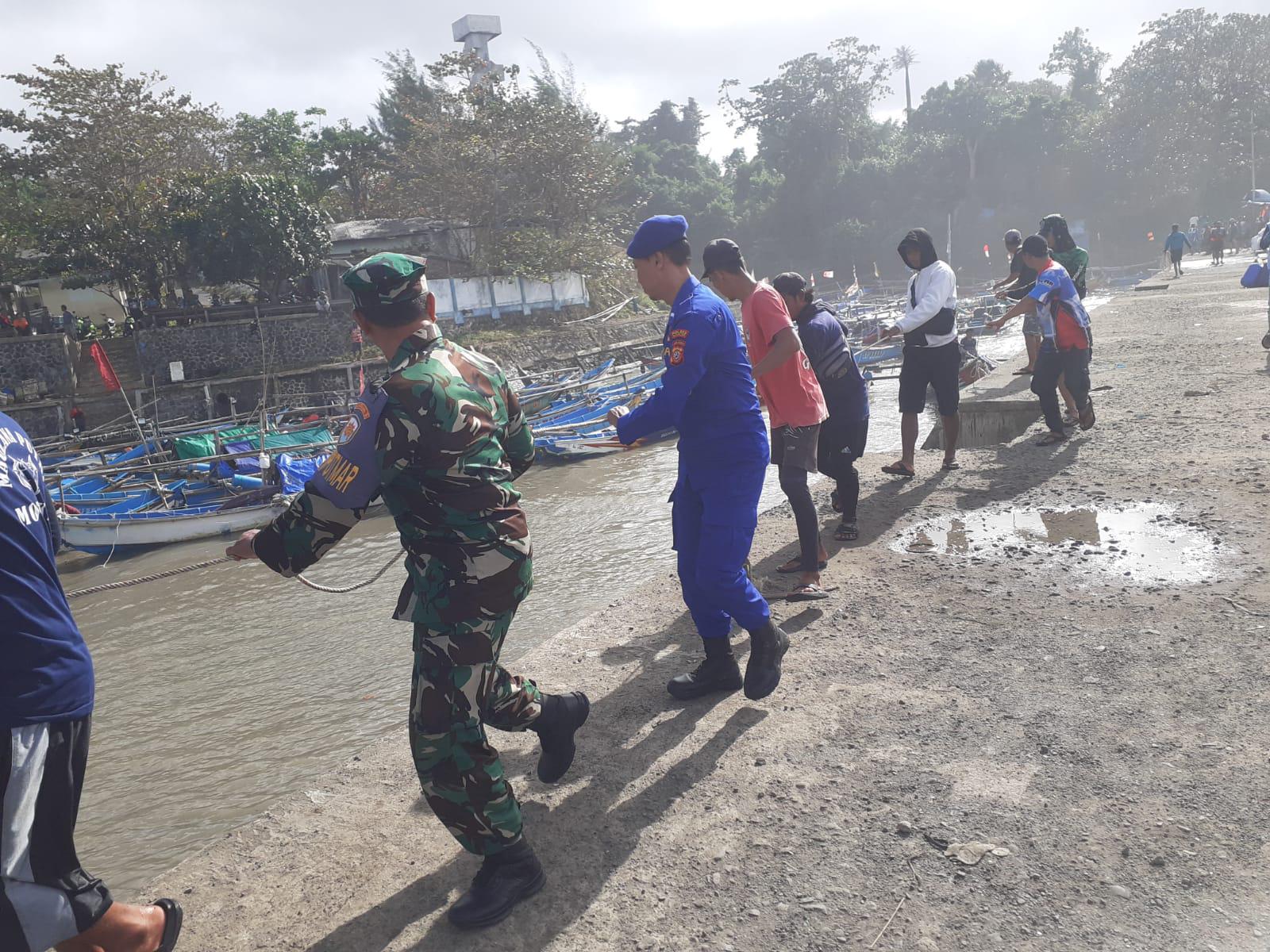 Gelombang tinggi di Pantai Jayanti, Cianjur, merusak 67 perahu nelayan sejak Selasa (29/07/2025).