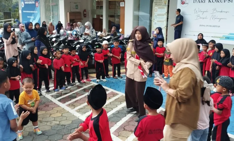 SBH BBPK Ciloto menggelar edukasi cuci tangan pakai sabun (CTPS) dan sikat gigi untuk anak TKQ Assyifa, Rabu (30/07/2025).