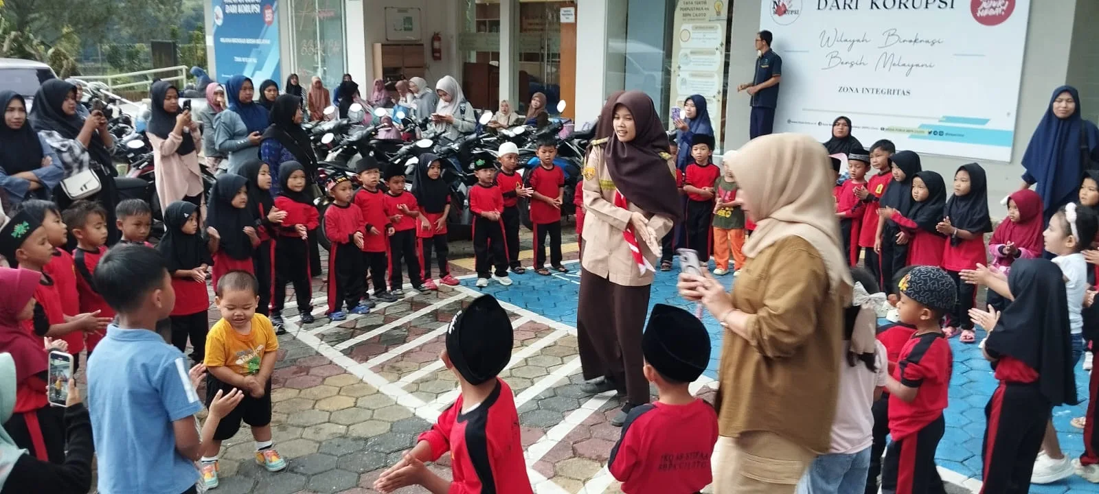 SBH BBPK Ciloto menggelar edukasi cuci tangan pakai sabun (CTPS) dan sikat gigi untuk anak TKQ Assyifa, Rabu (30/07/2025).