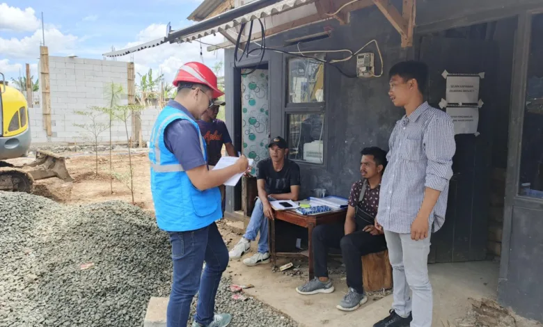 Menjelang perayaan HUT RI ke-80, PLN UID Jabar aktif memberikan sosialisasi dan berdiskusi dengan warga mengenai pentingnya menjaga jarak aman dekorasi dari jaringan listrik.
