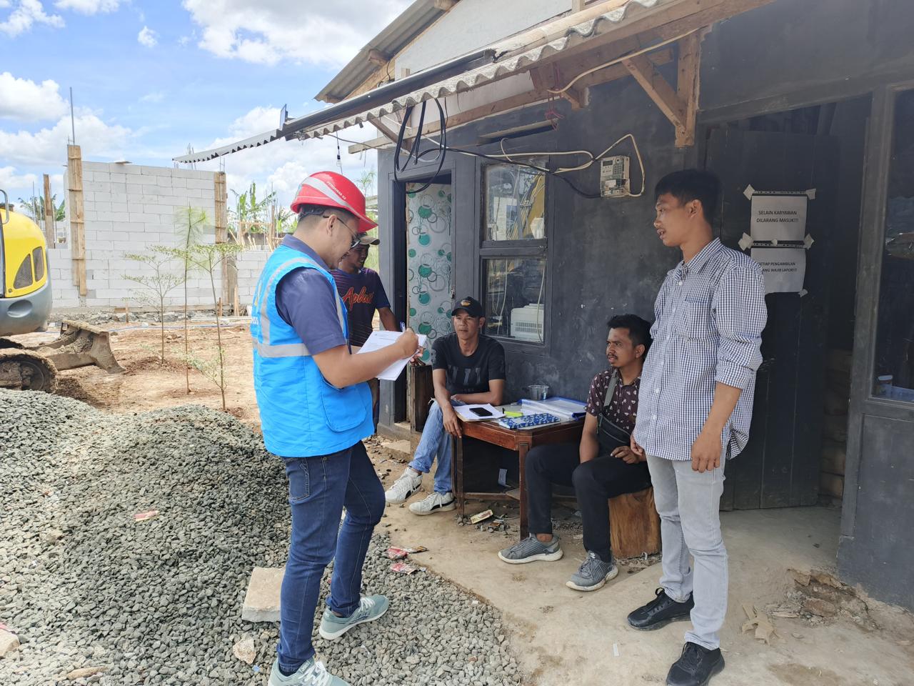 Menjelang perayaan HUT RI ke-80, PLN UID Jabar aktif memberikan sosialisasi dan berdiskusi dengan warga mengenai pentingnya menjaga jarak aman dekorasi dari jaringan listrik.