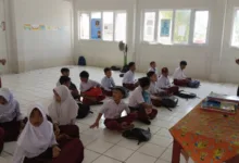 Miris! Ratusan siswa SDN Sukawangi 2 di Warungkondang, Cianjur, terpaksa belajar lesehan di lantai karena sekolah belum memiliki meja dan kursi.