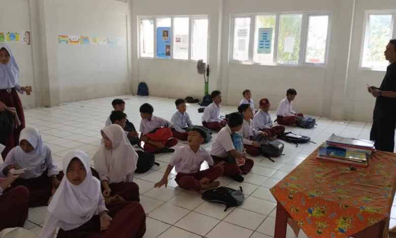 Miris! Ratusan siswa SDN Sukawangi 2 di Warungkondang, Cianjur, terpaksa belajar lesehan di lantai karena sekolah belum memiliki meja dan kursi.