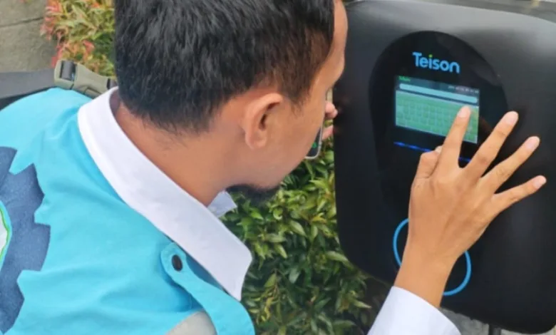PLN UP3 Cianjur sedang beraksi melakukan final setting untuk memastikan Stasiun Pengisian Kendaraan Listrik Umum ini siap 100% digunakan.