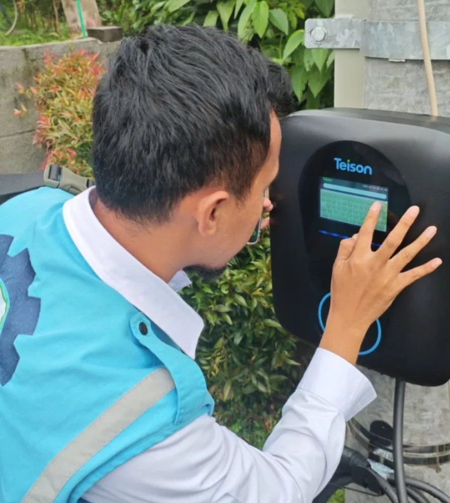 PLN UP3 Cianjur sedang beraksi melakukan final setting untuk memastikan Stasiun Pengisian Kendaraan Listrik Umum ini siap 100% digunakan.