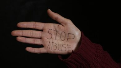 Seorang gadis 17 tahun di Cianjur, diduga menjadi korban asusila oleh AS (45), sahabat orang tuanya. Korban diiming-imingi dan diancam pelaku.