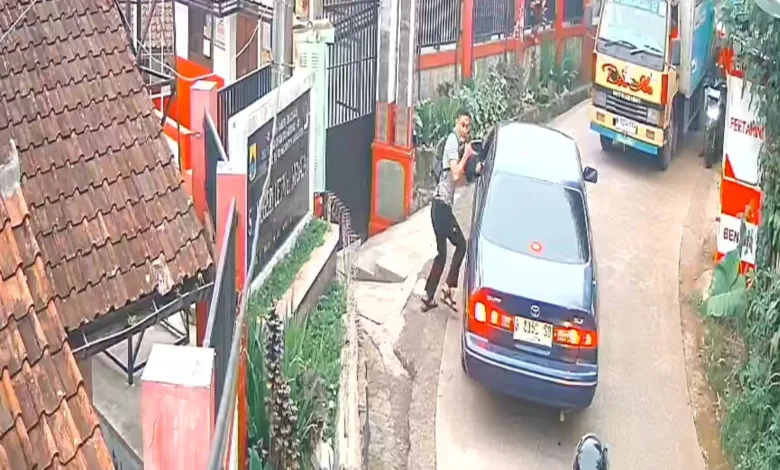 Penjambretan mobil terjadi di Cianjur, terekam CCTV pada Jumat (11/07/2025) pukul 17.30 WIB.