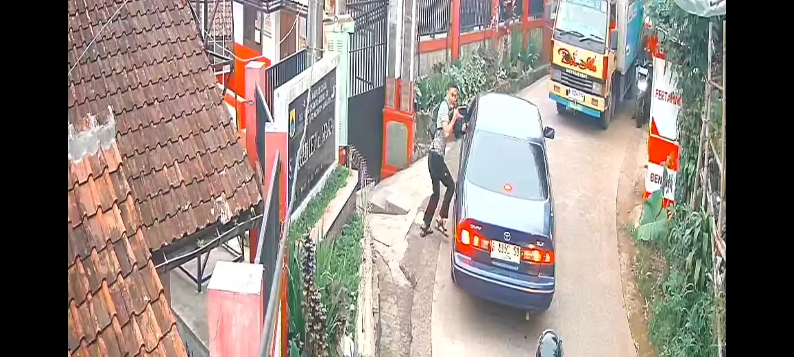 Penjambretan mobil terjadi di Cianjur, terekam CCTV pada Jumat (11/07/2025) pukul 17.30 WIB.
