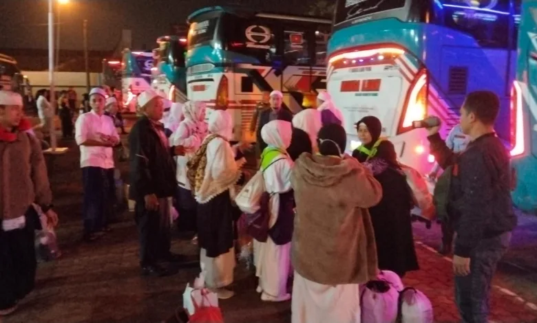 Sebanyak 66 jemaah haji Kloter 56 asal Cianjur tiba di tanah air pada Rabu (09/07/2025). Di balik syukur, dua jemaah wafat di Makkah.