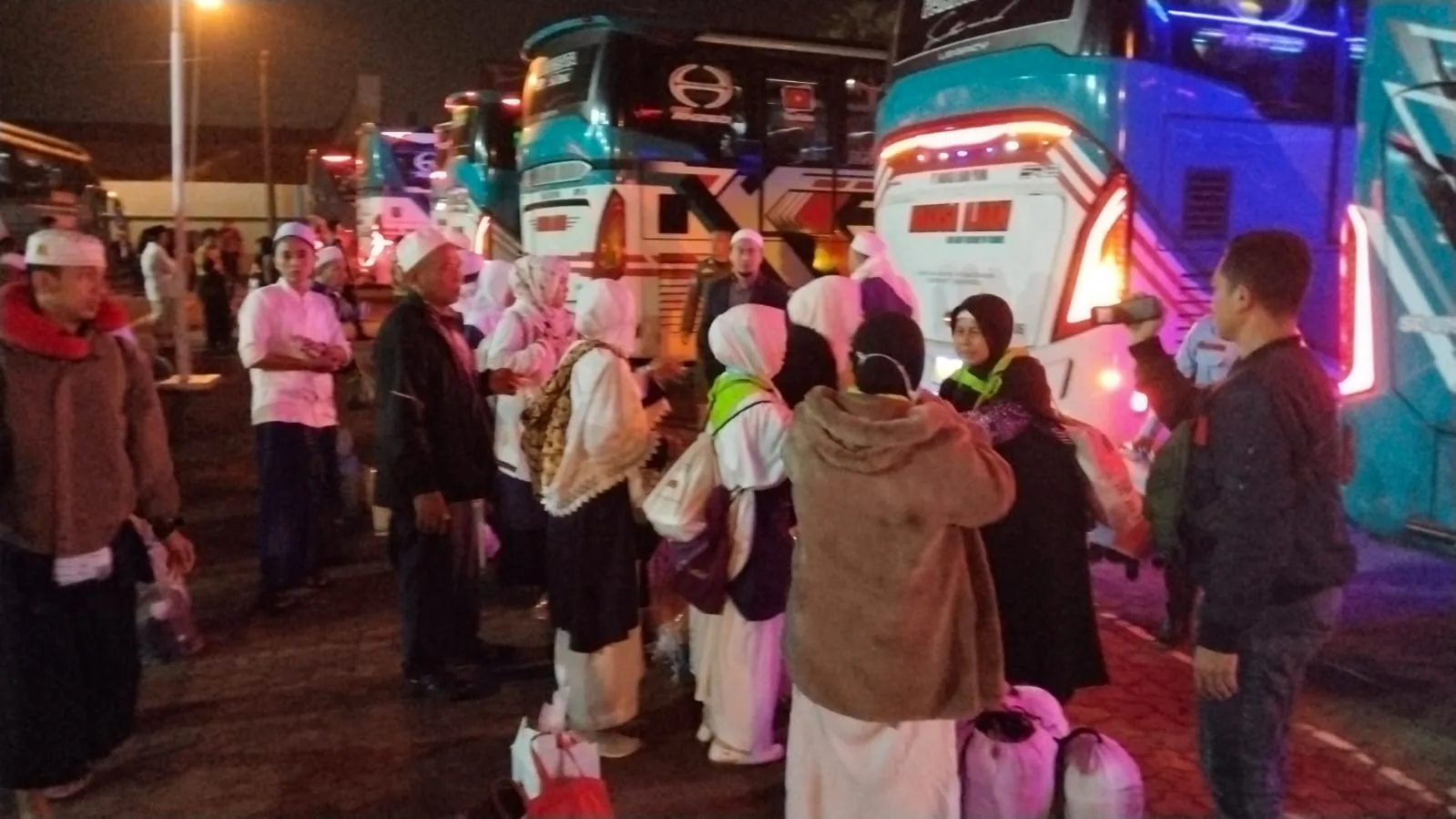 Sebanyak 66 jemaah haji Kloter 56 asal Cianjur tiba di tanah air pada Rabu (09/07/2025). Di balik syukur, dua jemaah wafat di Makkah.