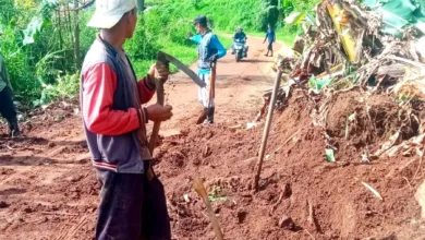 Tebing 10 meter di Jalan Puncak II, Cipanas, Cianjur, longsor akibat hujan deras pada Minggu (7/7/2025).