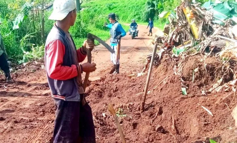 Tebing 10 meter di Jalan Puncak II, Cipanas, Cianjur, longsor akibat hujan deras pada Minggu (6/7/2025). (Foto: Istimewa)