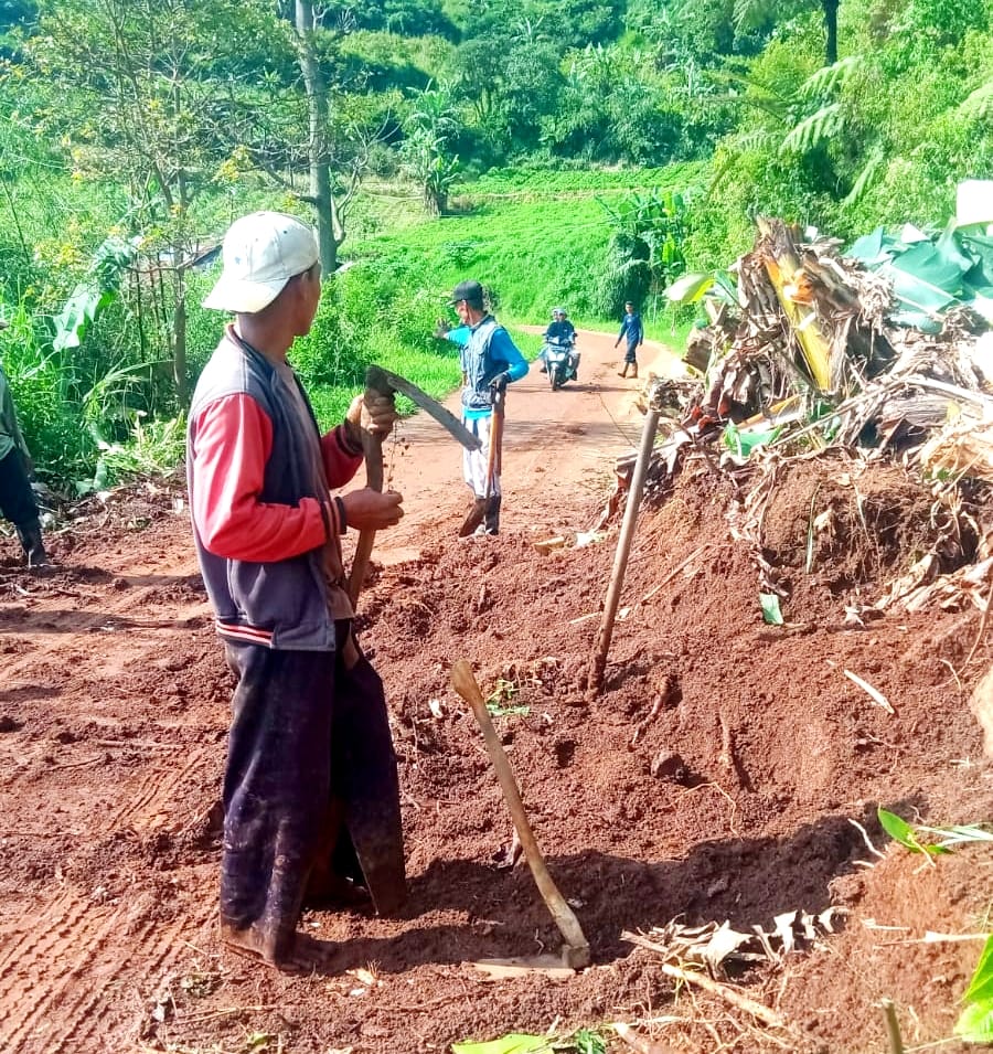 Tebing 10 meter di Jalan Puncak II, Cipanas, Cianjur, longsor akibat hujan deras pada Minggu (6/7/2025). (Foto: Istimewa)