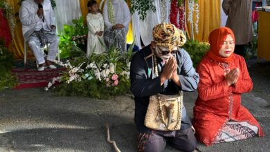 Warga Kampung Rarahan, Cipanas, Cianjur, menggelar pemilihan Ketua RT 05/RW 04 dengan konsep pesta pernikahan Sunda.