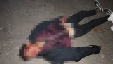 Warga menemukan seorang pria (27) tewas di Jalan Raya Bandung, Cianjur, dengan kondisi penuh luka.