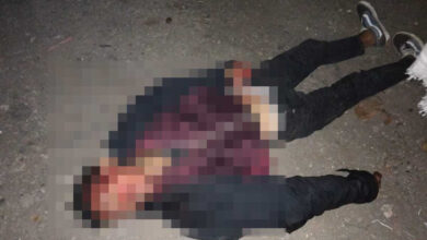 Warga menemukan seorang pria (27) tewas di Jalan Raya Bandung, Cianjur, dengan kondisi penuh luka.