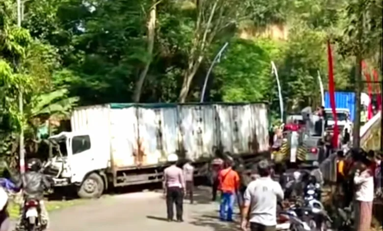 Kecelakaan beruntun melibatkan tiga truk terjadi di Jembatan Cipetir Cianjur, Kamis (21/08/2025).