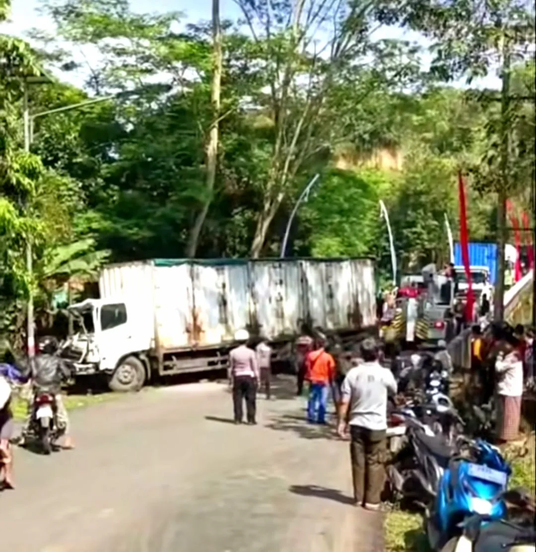 Kecelakaan beruntun melibatkan tiga truk terjadi di Jembatan Cipetir Cianjur, Kamis (21/08/2025).