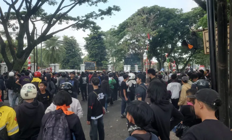 Aksi unjuk rasa di depan Gedung DPRD Cianjur berakhir ricuh hebat