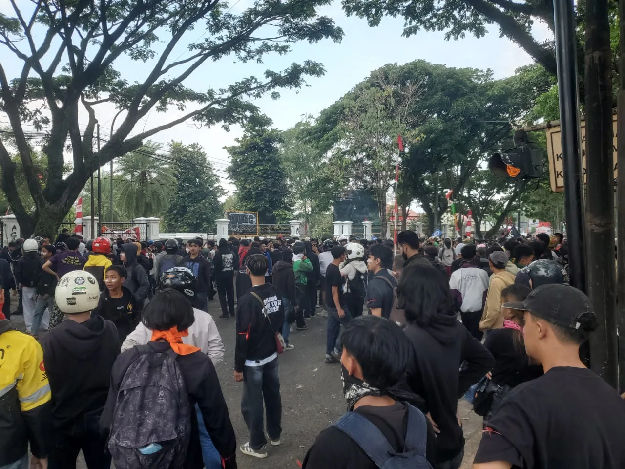 Aksi unjuk rasa di depan Gedung DPRD Cianjur berakhir ricuh hebat