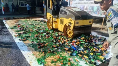 Tekan Penyakit Masyarakat, Ribuan Botol Miras Hasil Razia Dimusnahkan