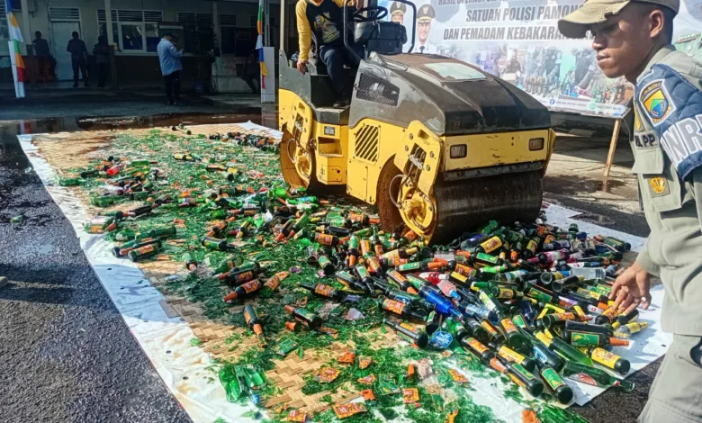 Tekan Penyakit Masyarakat, Ribuan Botol Miras Hasil Razia Dimusnahkan