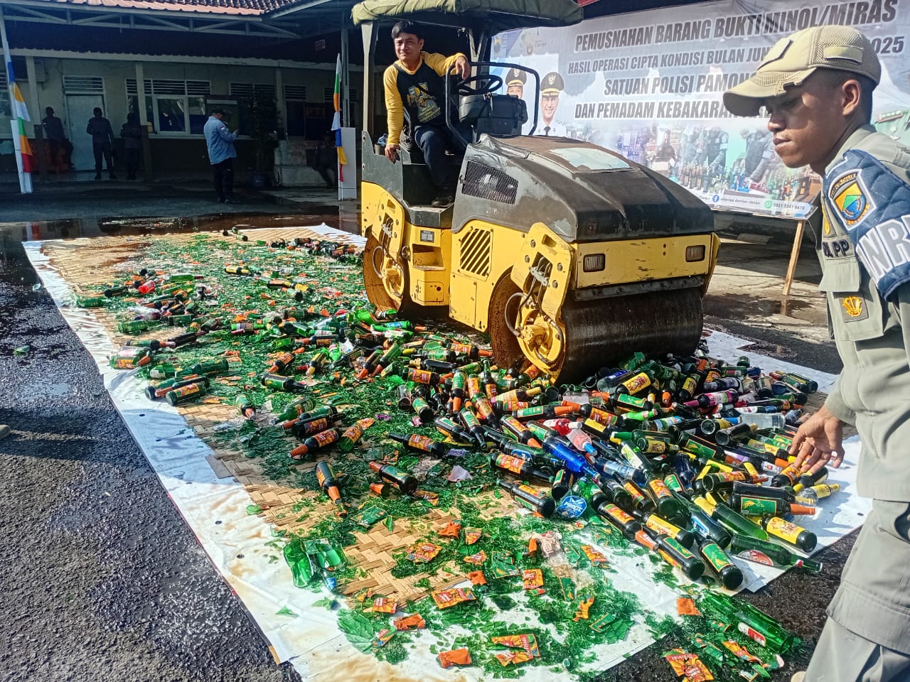 Tekan Penyakit Masyarakat, Ribuan Botol Miras Hasil Razia Dimusnahkan