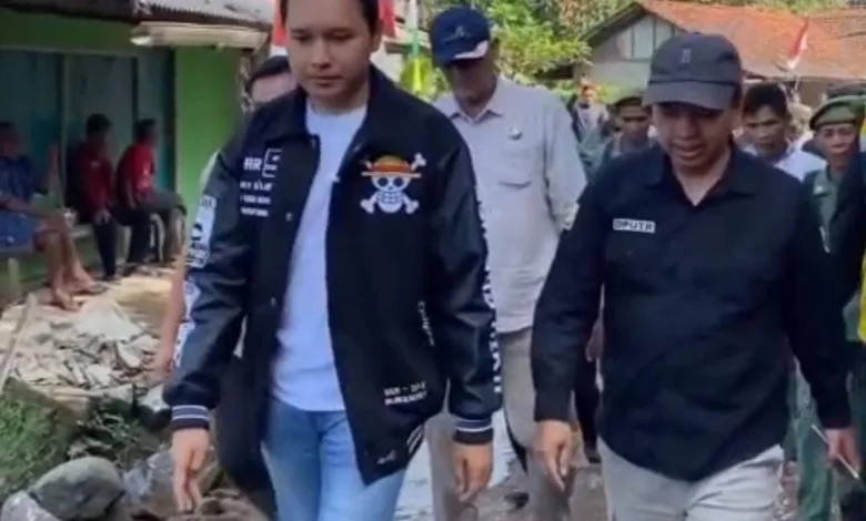 Viral! Bupati Cianjur kenakan jaket One Piece saat tinjau jalan rusak