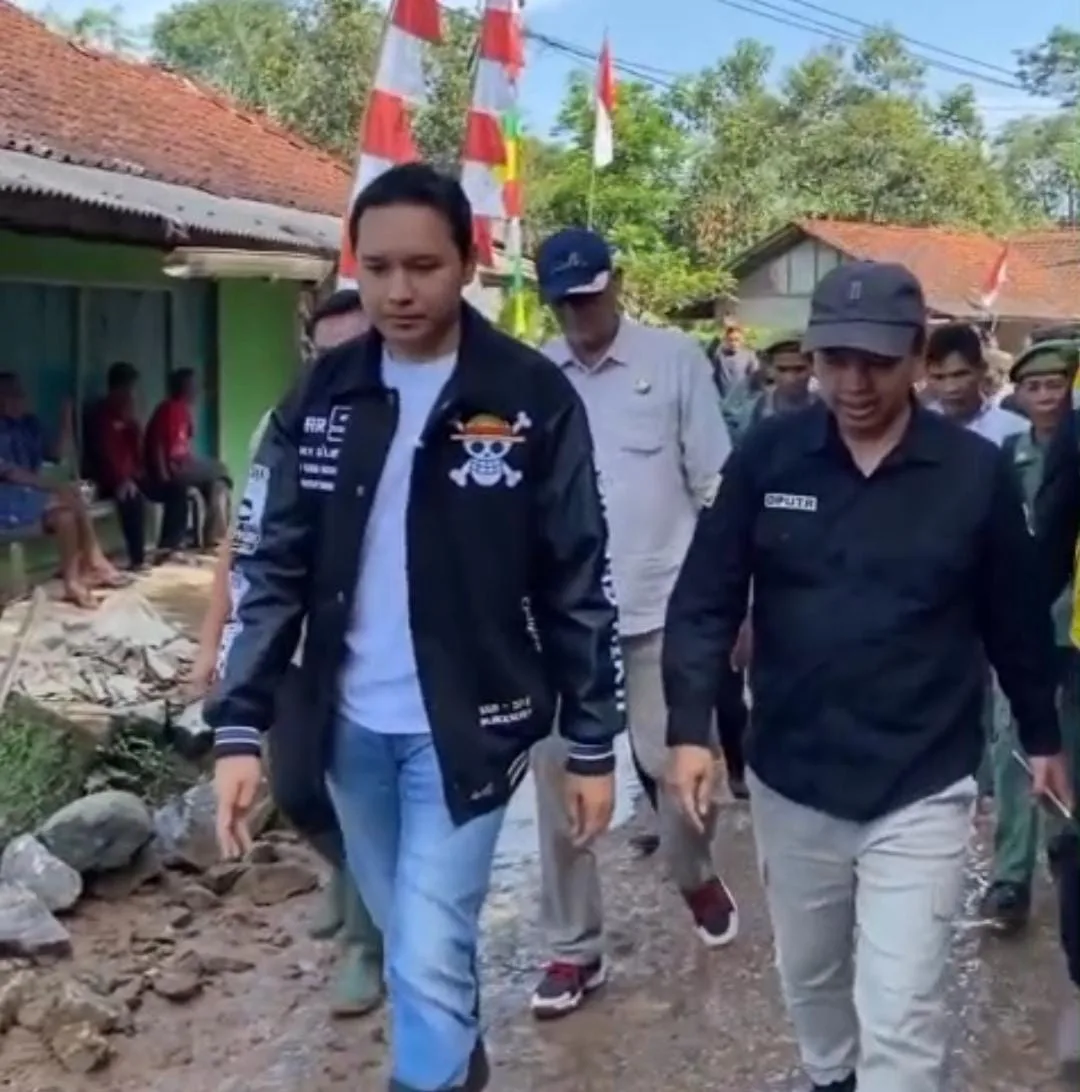 Viral! Bupati Cianjur kenakan jaket One Piece saat tinjau jalan rusak