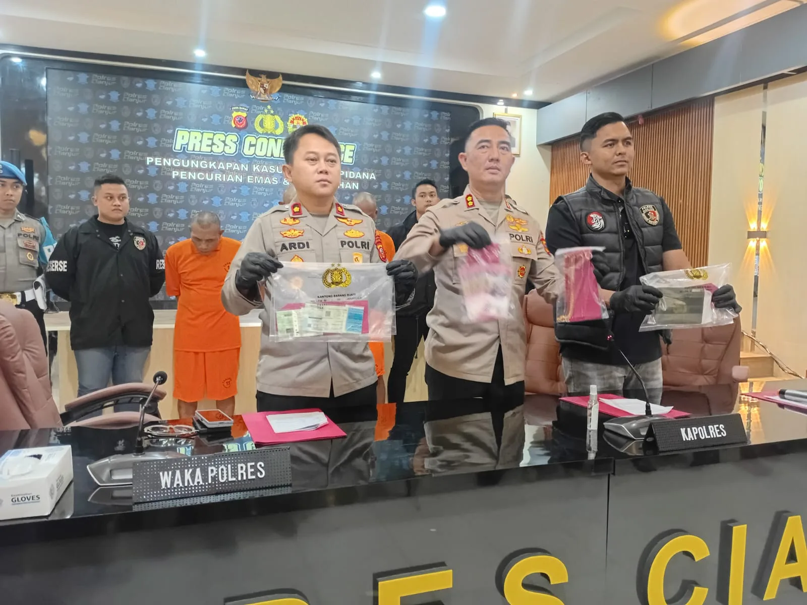 Polres Cianjur Tangkap Pelaku Pencurian Emas Senilai Rp 165 Juta di Sindangbarang
