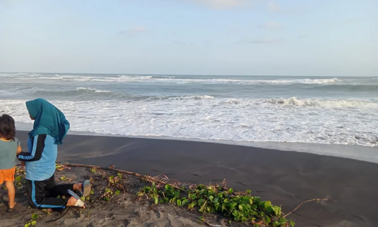 Gelombang pasang setinggi 10 meter menerjang pesisir Cianjur Selatan, merusak fasilitas di Pantai Apra. BPBD melarang aktivitas warga dan wisatawan demi keselamatan.