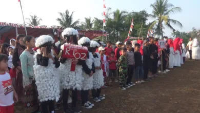 Rayakan HUT ke-80 RI, warga Kelurahan Sayang di Cianjur gelar upacara bendera dengan pakaian unik
