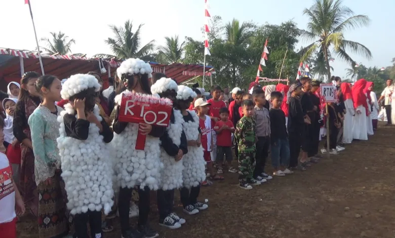 Rayakan HUT ke-80 RI, warga Kelurahan Sayang di Cianjur gelar upacara bendera dengan pakaian unik