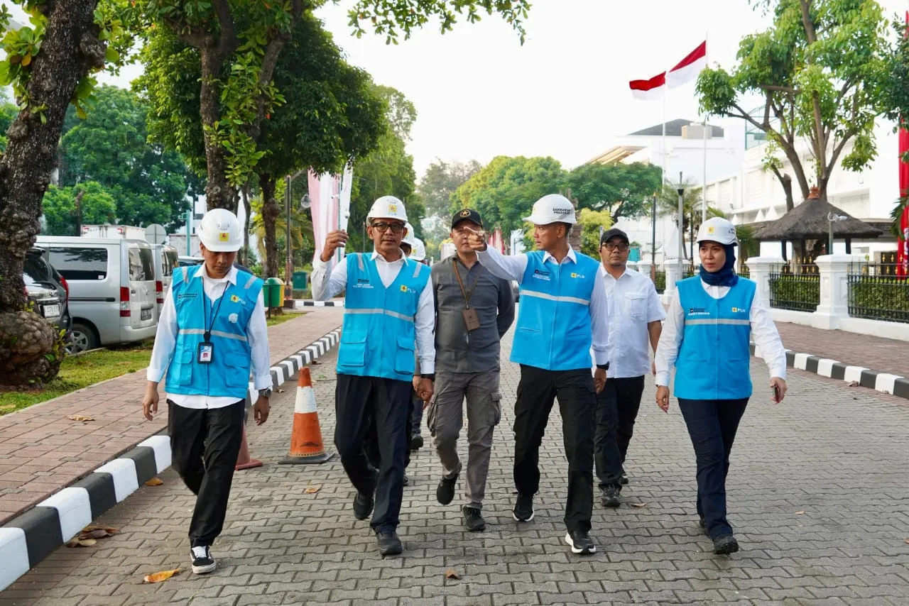 Direktur Utama PLN, Darmawan Prasodjo (ketiga dari kanan) didampingi Direktur Distribusi PLN, Arsyadany G. Akmalaputri (kanan), General Manager PLN UID Jakarta Raya, Moch. Andy Adchaminoerdin (kedua dari kiri), dan Kepala Bagian Bangunan Sekretariat Presiden, Andi Firdaus (ketiga dari kiri) saat meninjau kelistrikan kawasan Istana Merdeka yang menjadi _venue_ Upacara HUT ke-80 Kemerdekaan RI.