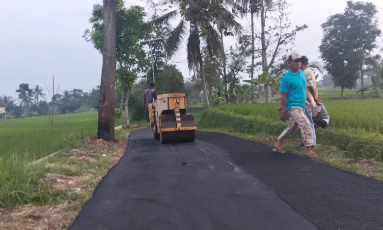 Pemdes Sukamanah Cugenang 'Ngabukti' Dana Desa Tahap Dua Bangun Jalan Untuk Warga