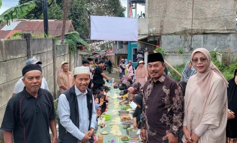 Tasyakuran Pemilihan Ketua RT, Warga Panyaweuyan Ciherang 'Ngaliwet Bareng' Sepanjang Puluhan Meter