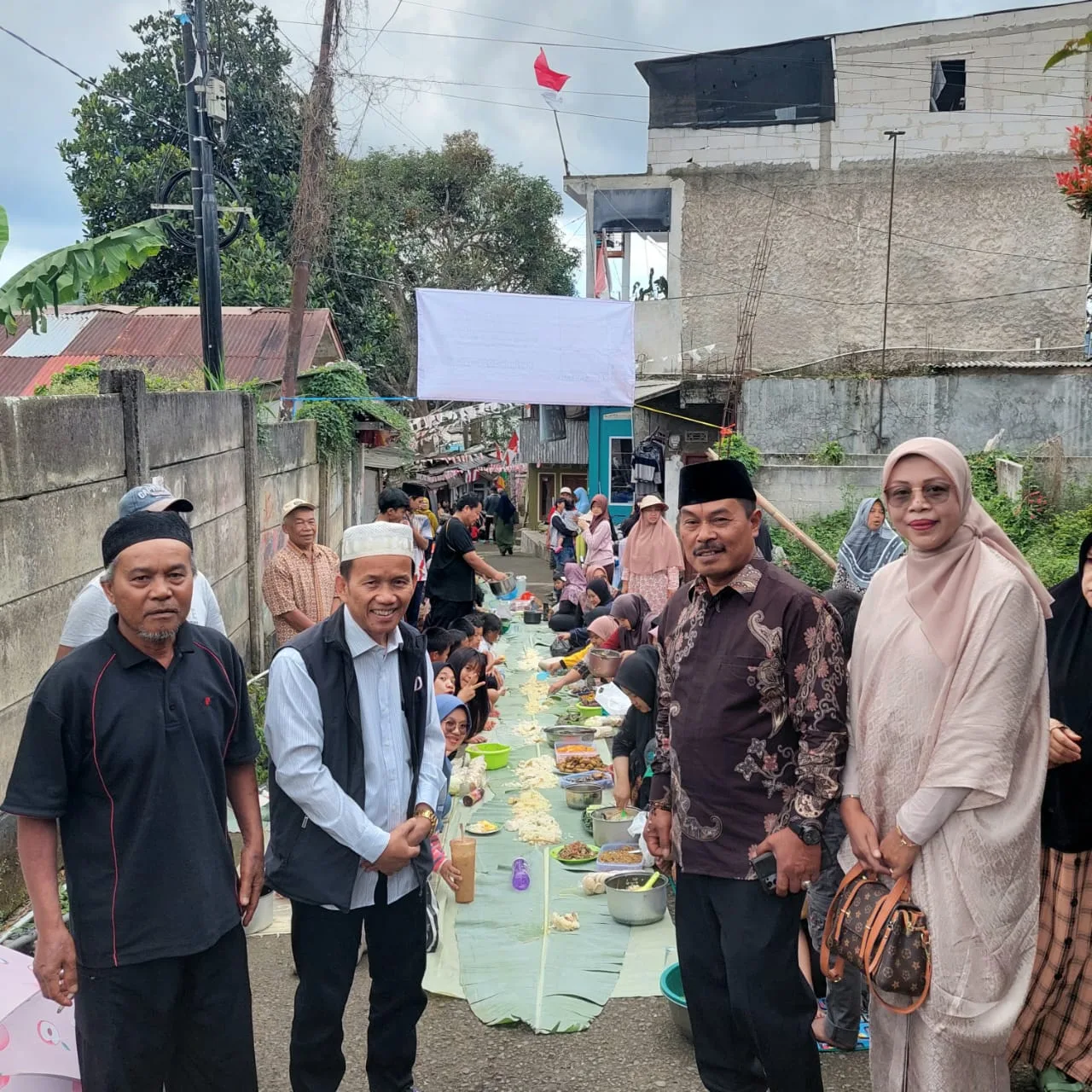 Tasyakuran Pemilihan Ketua RT, Warga Panyaweuyan Ciherang 'Ngaliwet Bareng' Sepanjang Puluhan Meter